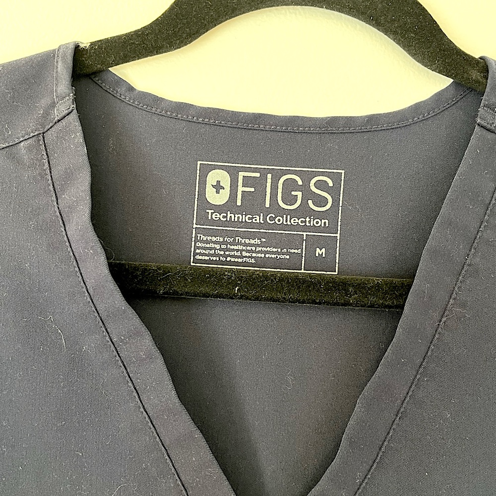 2 FIGS Navy Blue Casma 3 Pocket V Neck Scrub Tops Size M / W ✨ - Picture 10 of 10